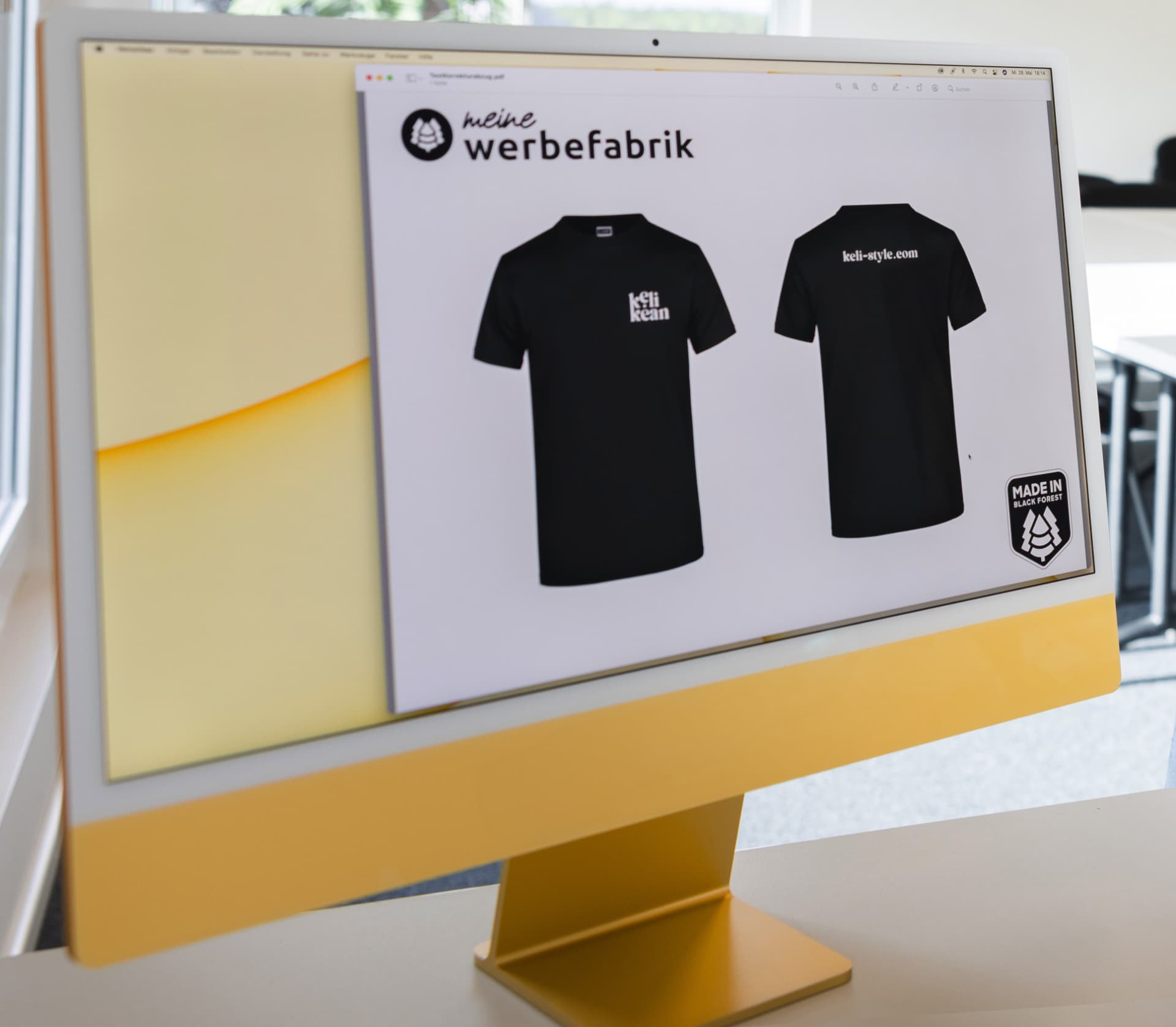 Textilveredelungs-Entwurf von meinewerbefabrik am Bildschirm im Büro